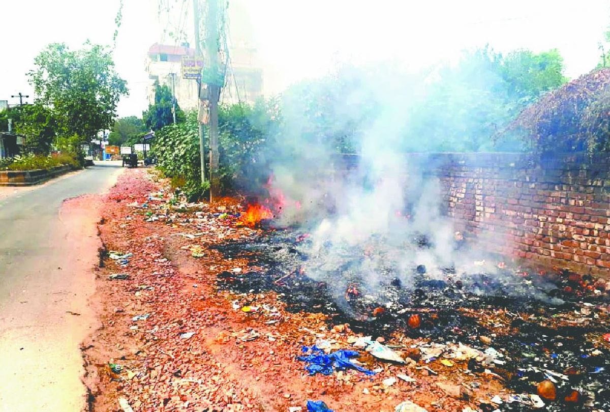air pollution garbage burnt in agra despite the ban