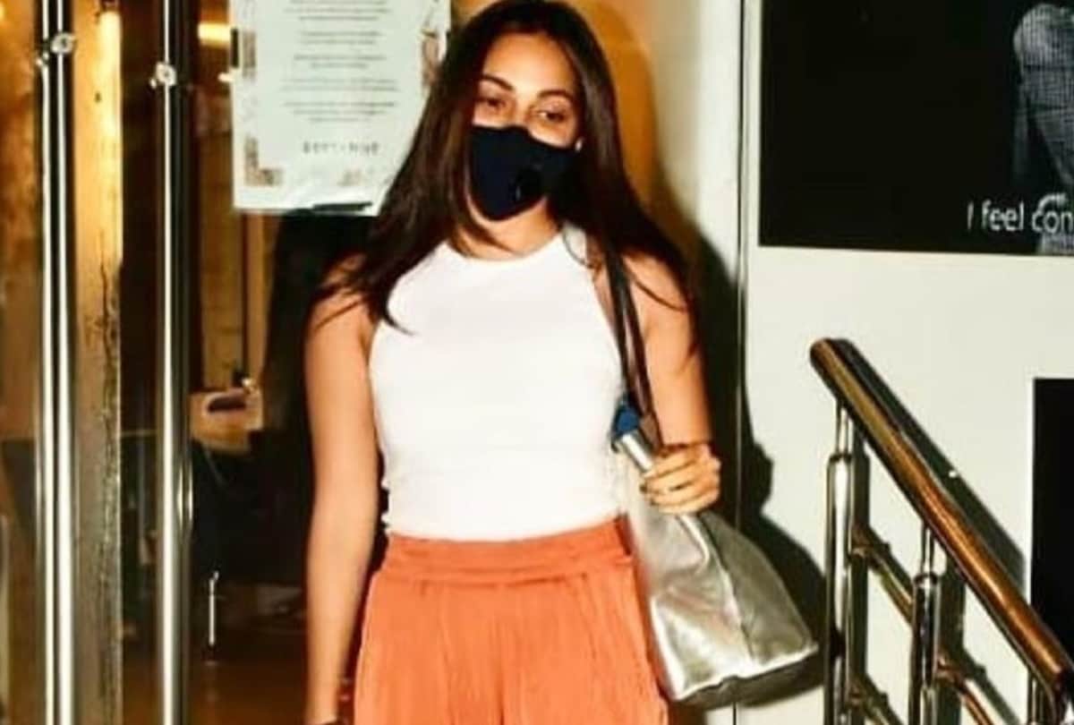 kiara advani peach silk palazzo pants with white top and silver tote bag in hottest trend