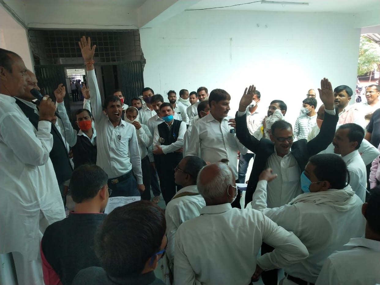 Advocates make uproar in BJP in Tehsil due to land dispute