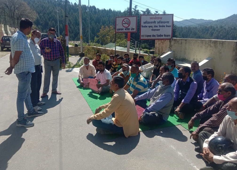 Staged a protest in the PWD office on the plight of the road