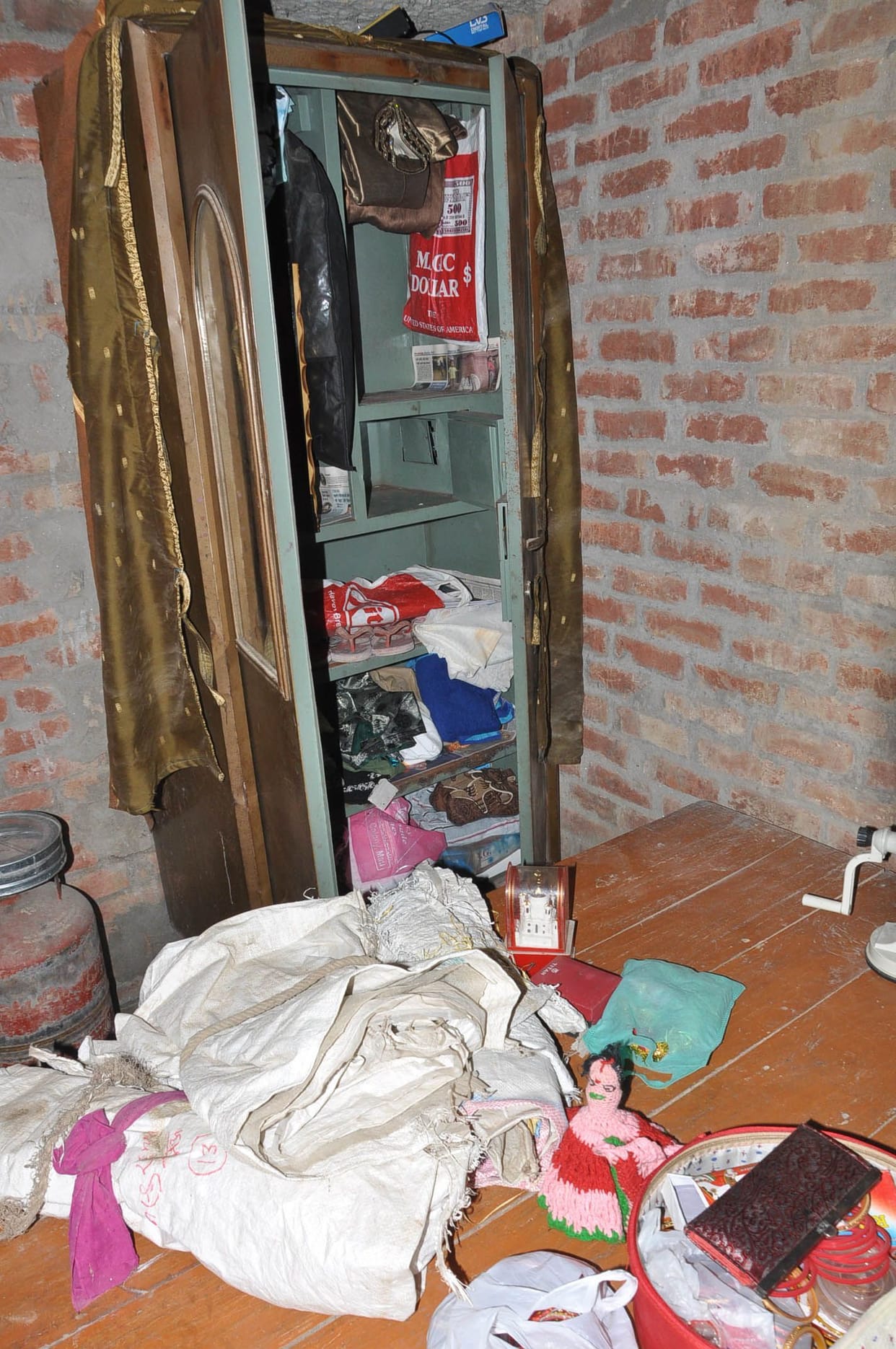 Thieves looted goods worth millions from outside by latching the house