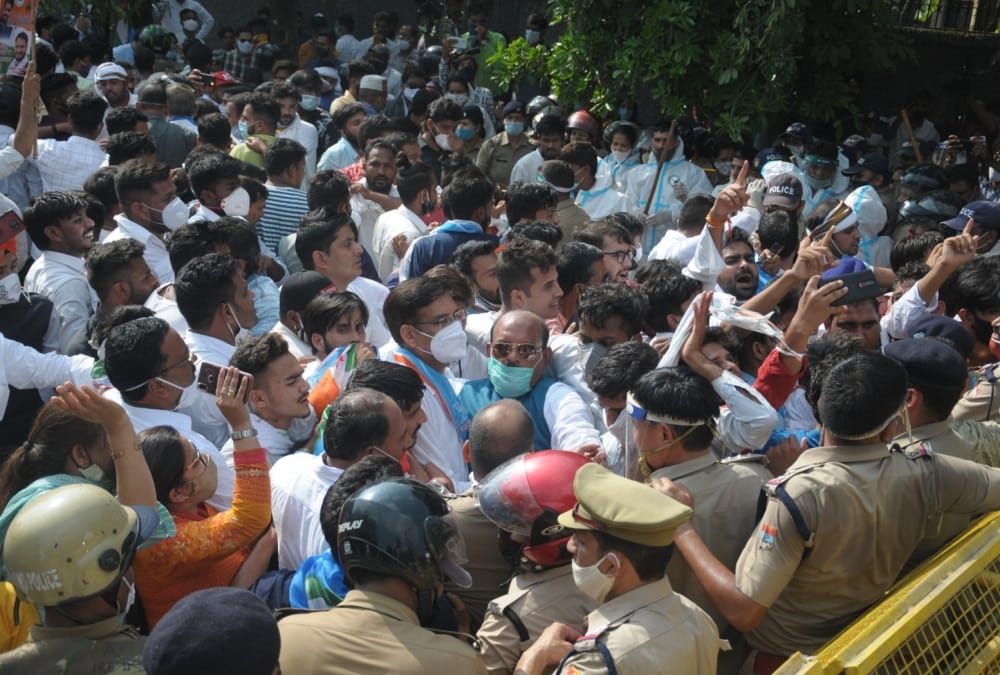 Dehradun: Former Cm Harish rawat and nsui Workers Protest during secretariat march, 250 Arrested