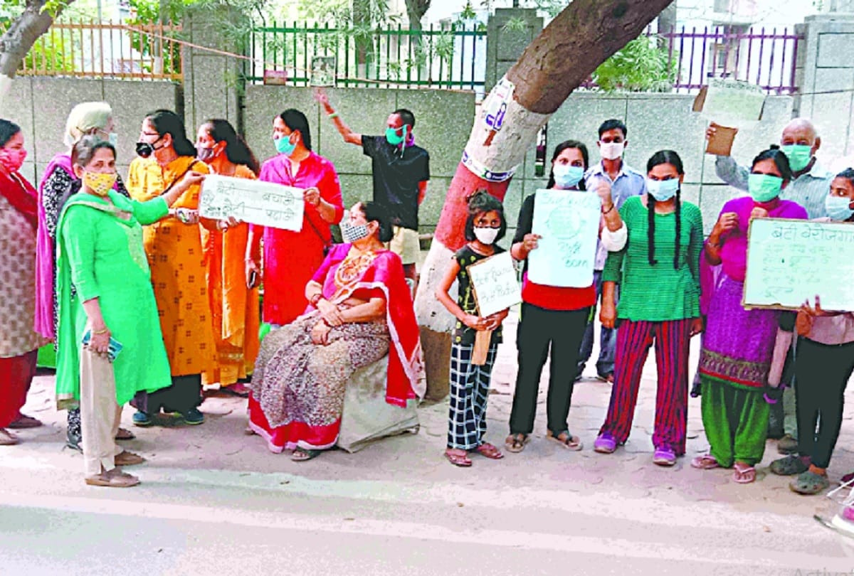 Noida Sector 23 women fightsback against miscreants teasing girls in society
