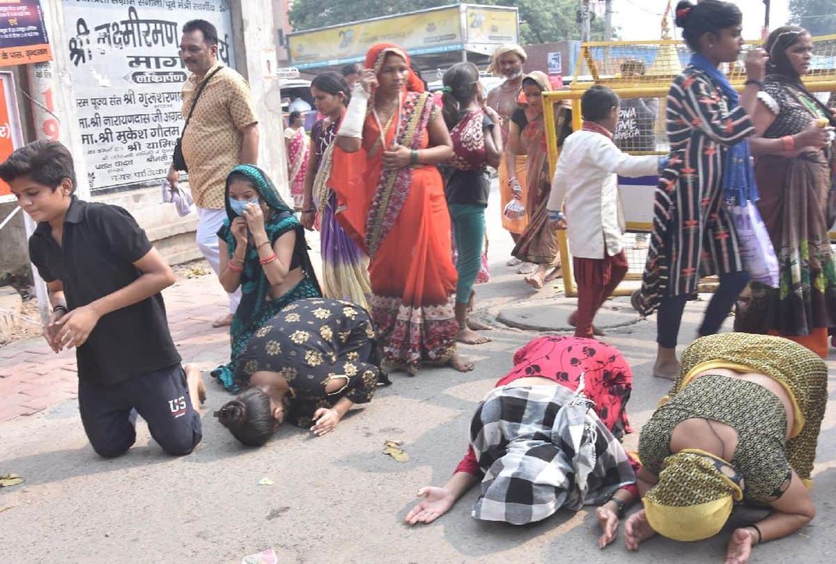 devotees performs worship in thakur dwarkadhish temple mathura