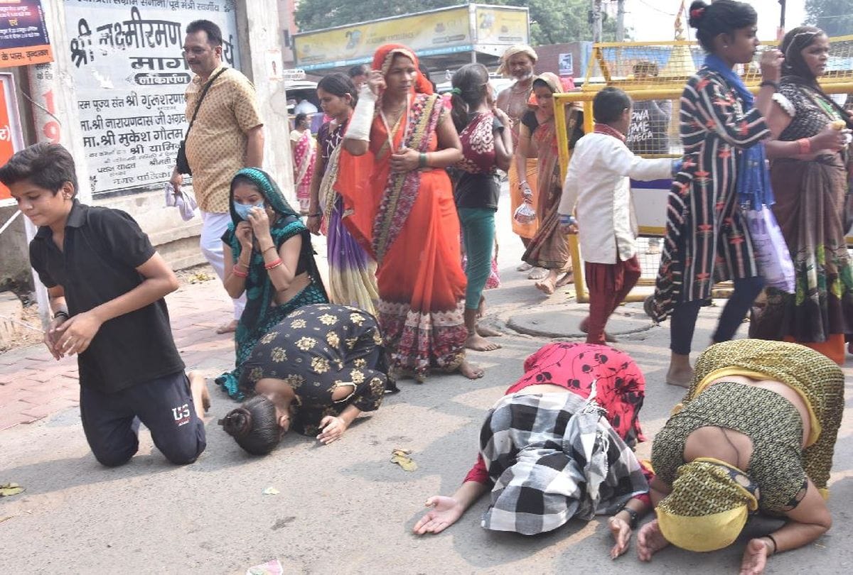 devotees performs worship in thakur dwarkadhish temple mathura