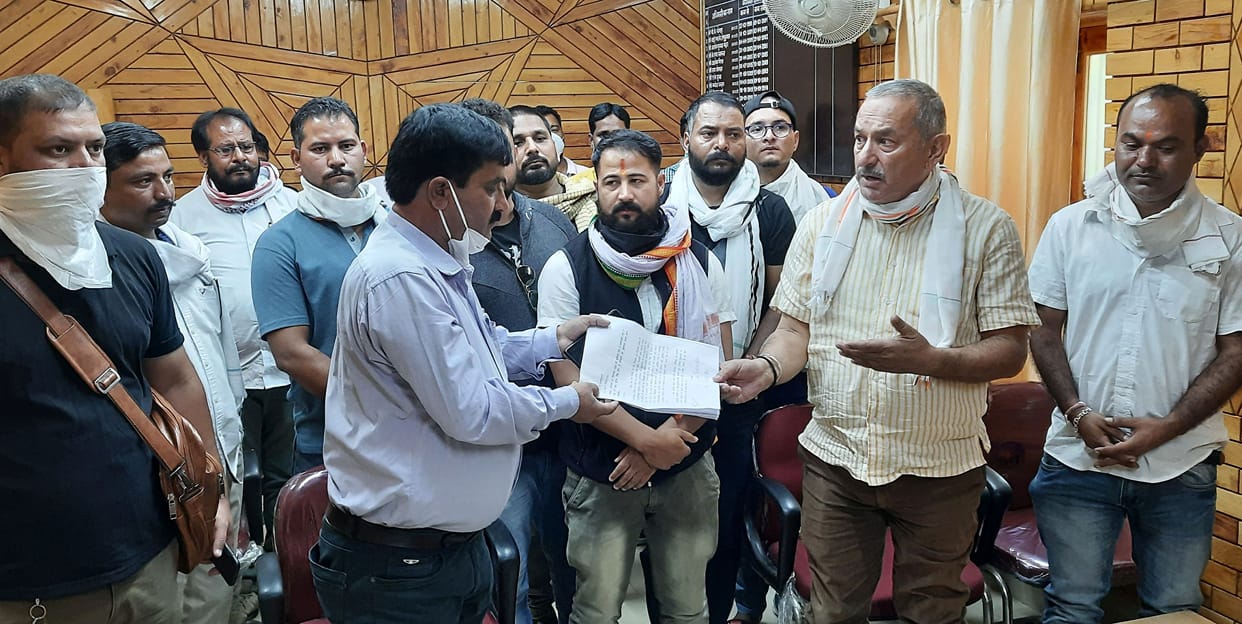 Congressmen surrounded the office of Forest Officer