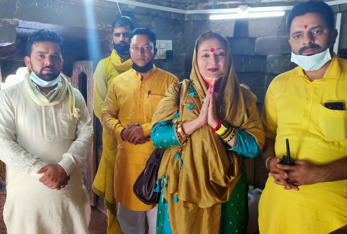 govinda wife sunita ahuja paid obeisance at chintpurni temple