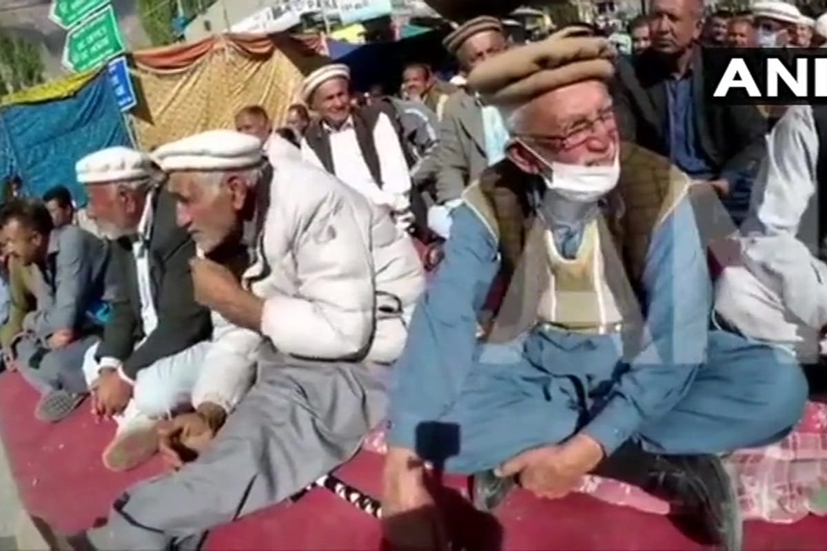 Gilgit Baltistan people carried out demonstrations in muzaffarabad against pak govt attempt to alter its status