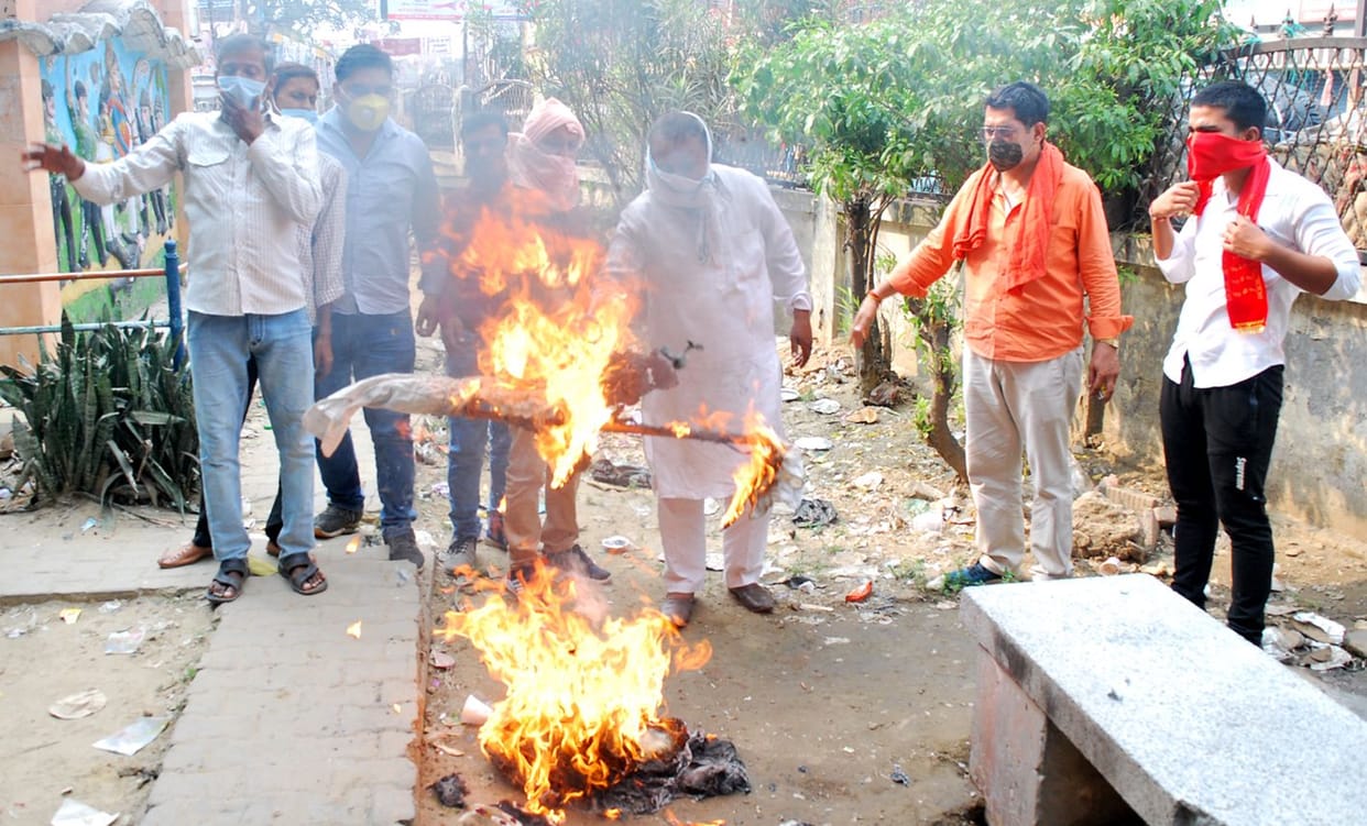 Shiv Sainiks burnt effigy of Farooq Abdullah