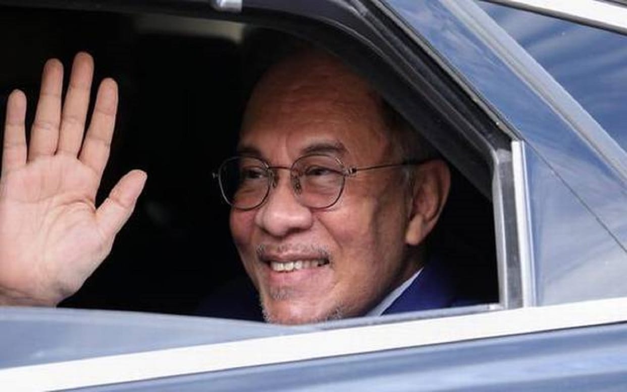 Anwar Ibrahim takes oath as Malaysia 10th Prime Minister