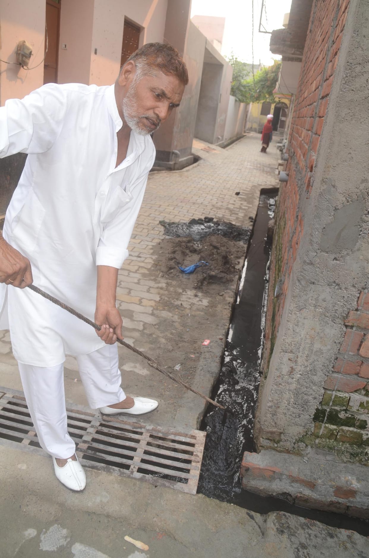 Employees do not come to Gayatripuram, citizens are cleaning themselves