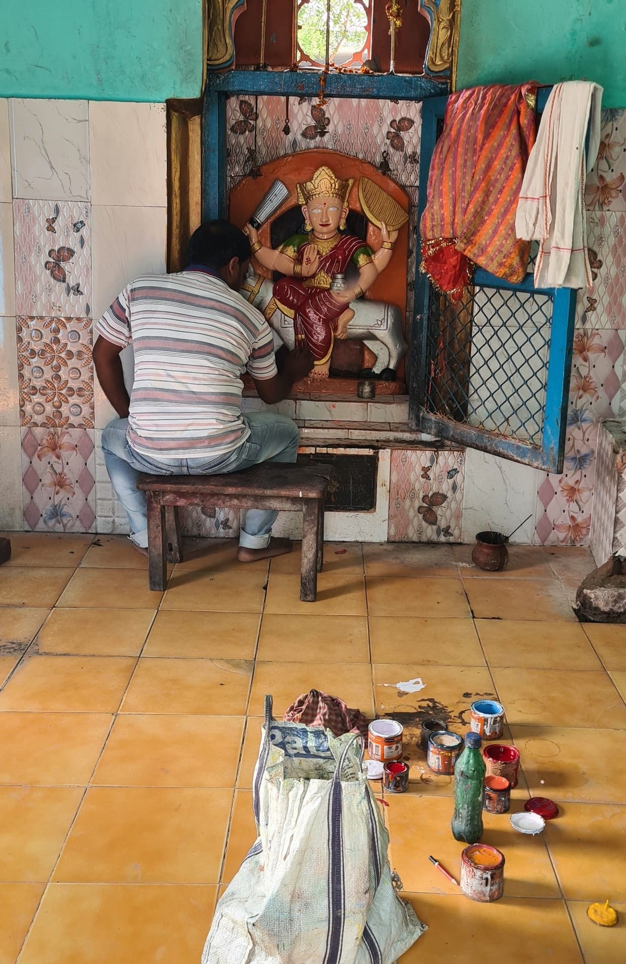 The devotees worry how will Shish Navane reach temples