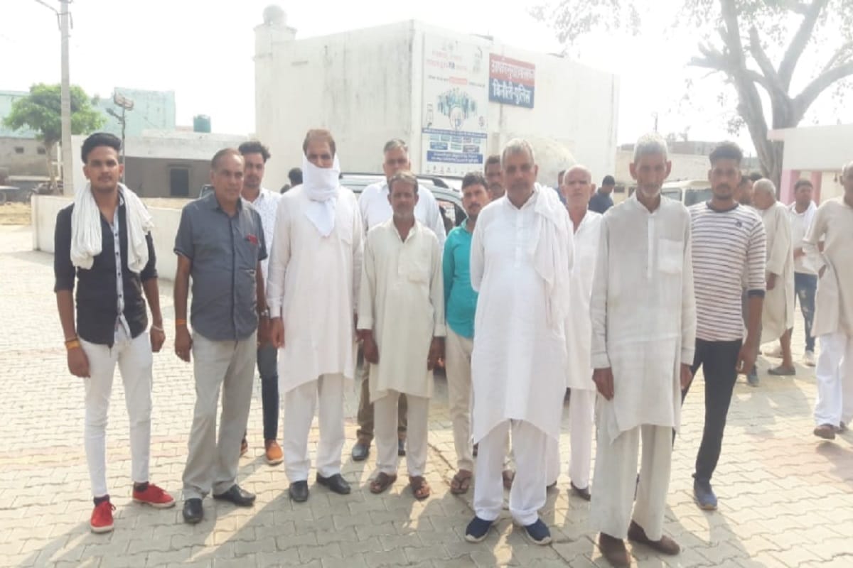 Baghpat News: The villagers has ruckus in police station in woman death case
