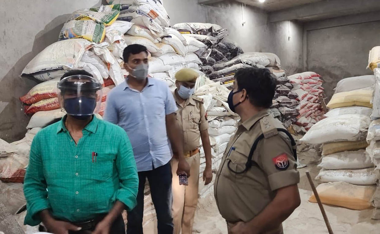 DM raided two godowns, 2500 bags of manure recovered