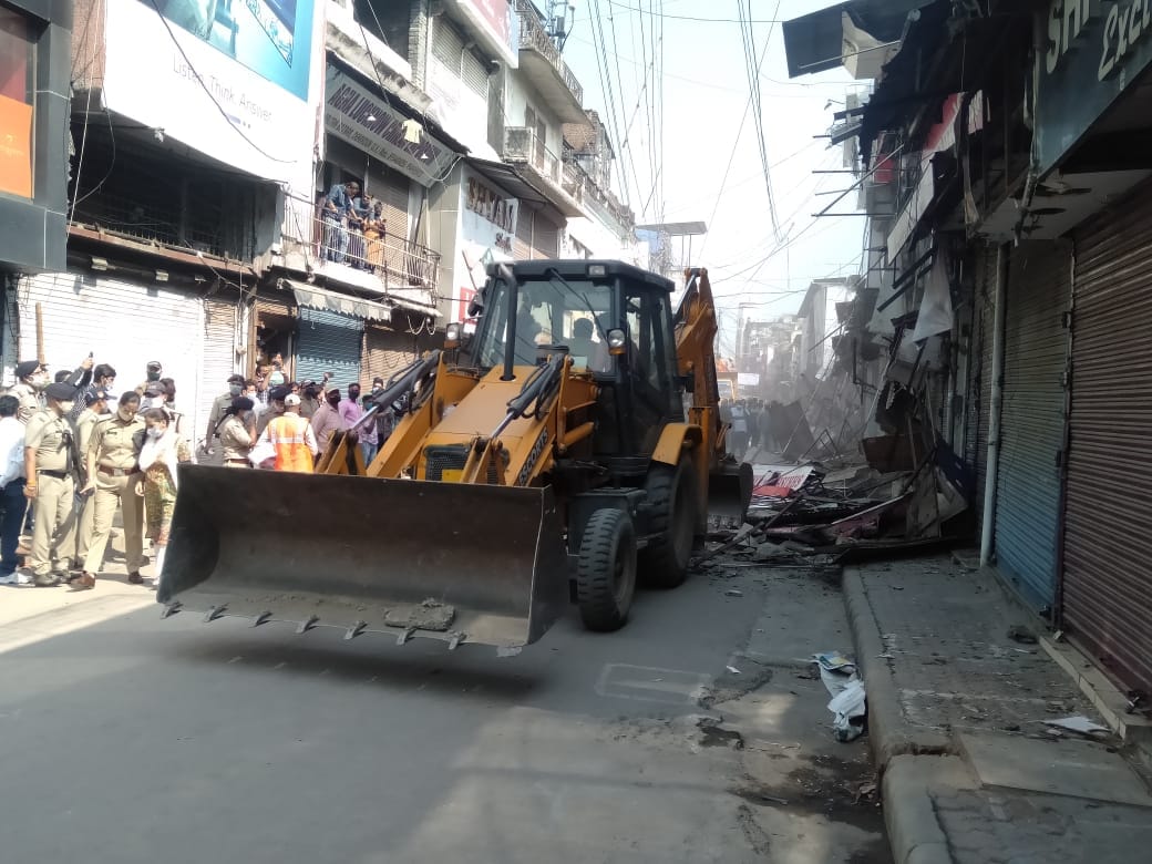 dehradun news: encroachment removing campaign second day in dehradun some businessman against some removing self