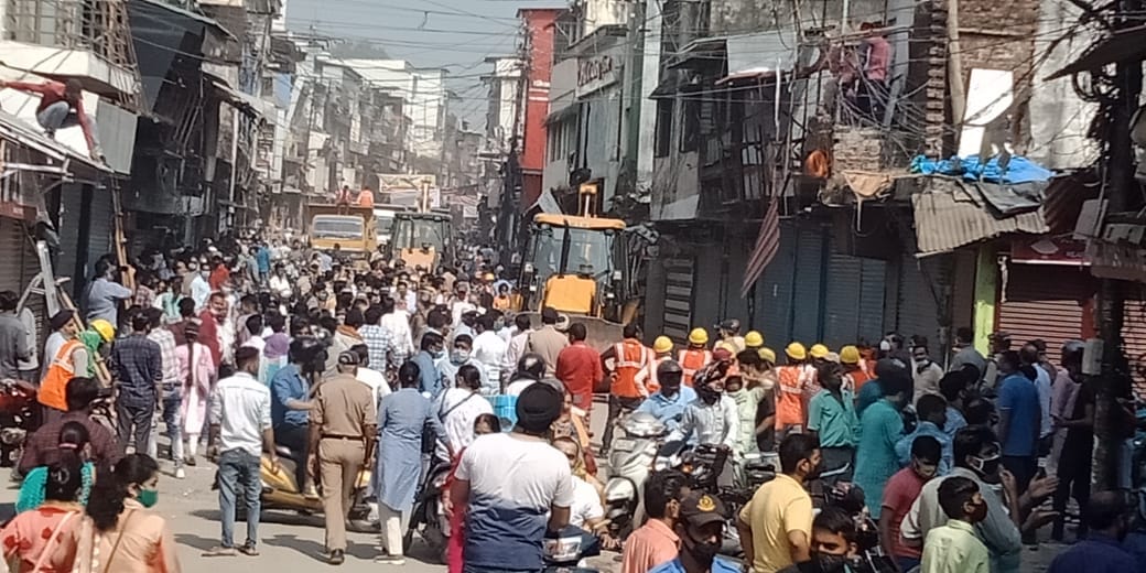dehradun news: encroachment removing campaign second day in dehradun some businessman against some removing self