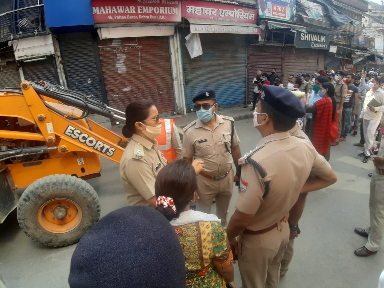 dehradun news: encroachment removing campaign second day in dehradun some businessman against some removing self