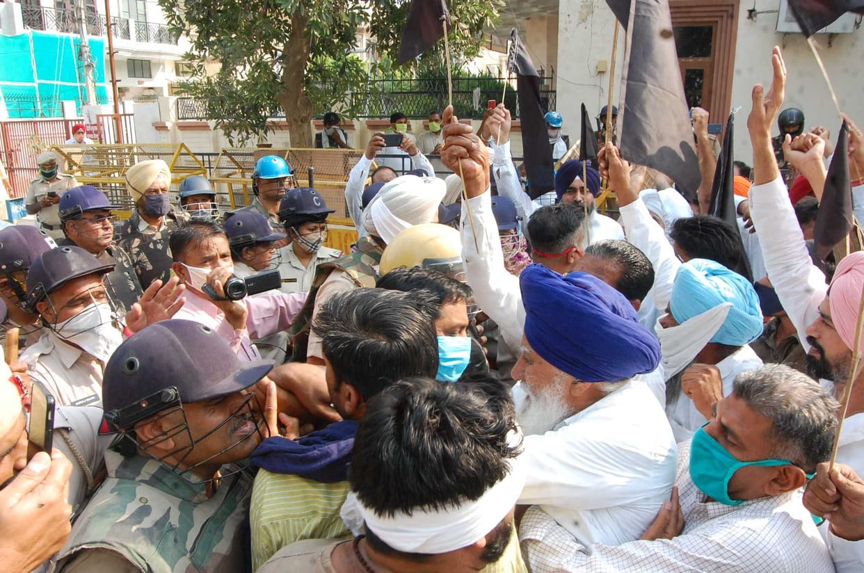 Farmers and police employees rushed to encircle MP's house