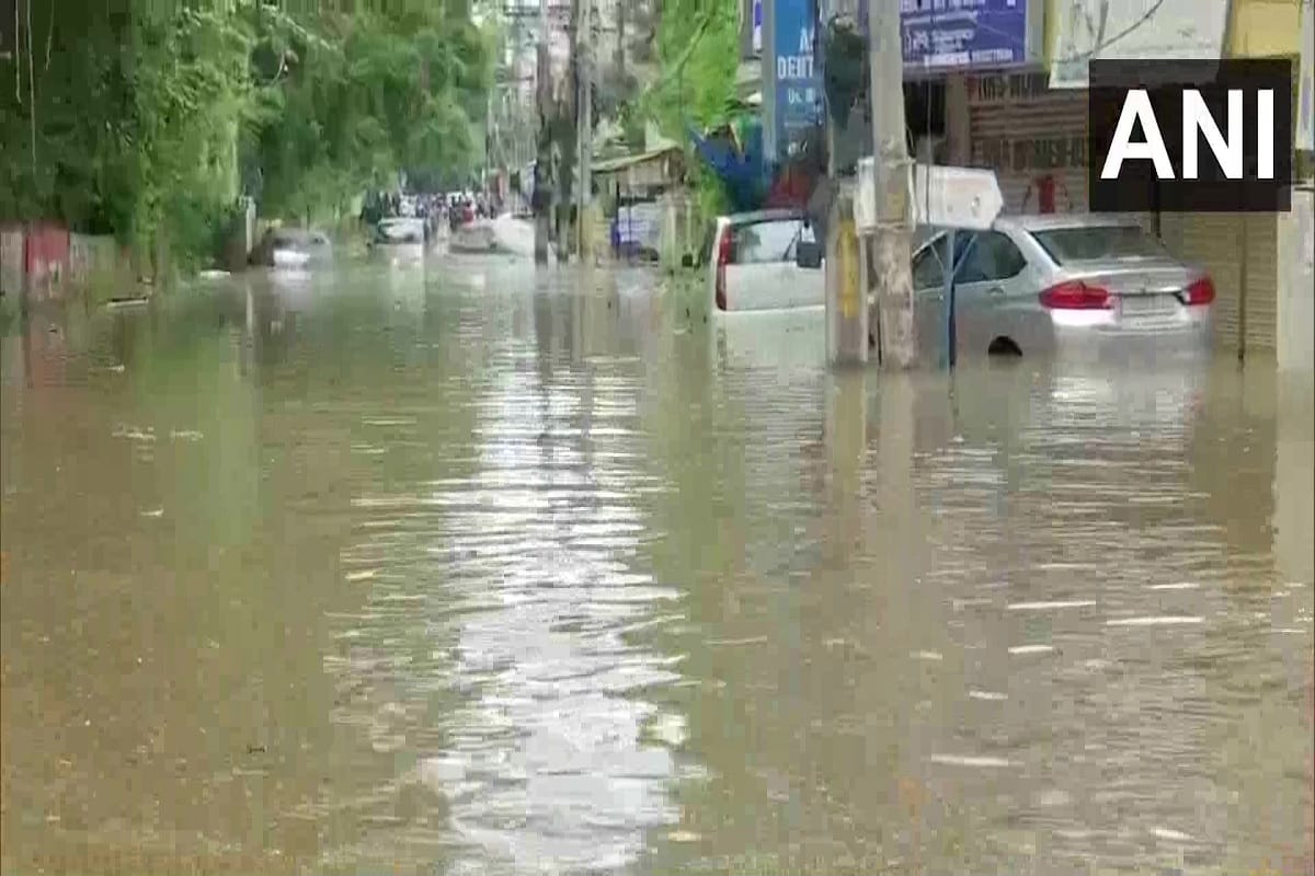 Telangana Rain Live Updates in Hindi: Heavy rain in Heyderabad waterlogging Flood in city IMD Exam cancelled