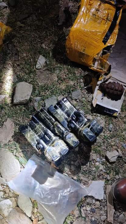 कुपवाड़ा में मंगलवार को सुरक्षाबलो ने एक बैग से पांच पिस्तौल , मैगजीन और कारतूस बरामद किए हैं। सं?