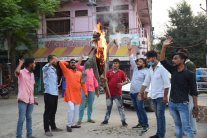निर्मल तिराहे पर कश्मीर के पूर्व सीएम फारूक अब्दुल्ला का पुतला फूंकते एवीवीपी के कार्यकर्ता।