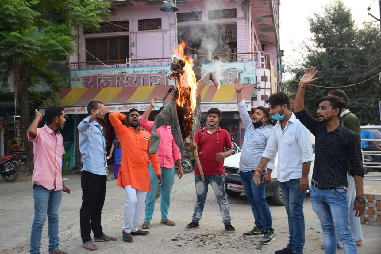 ABVP activists burnt effigy of former Chief Minister Farooq Abdullah