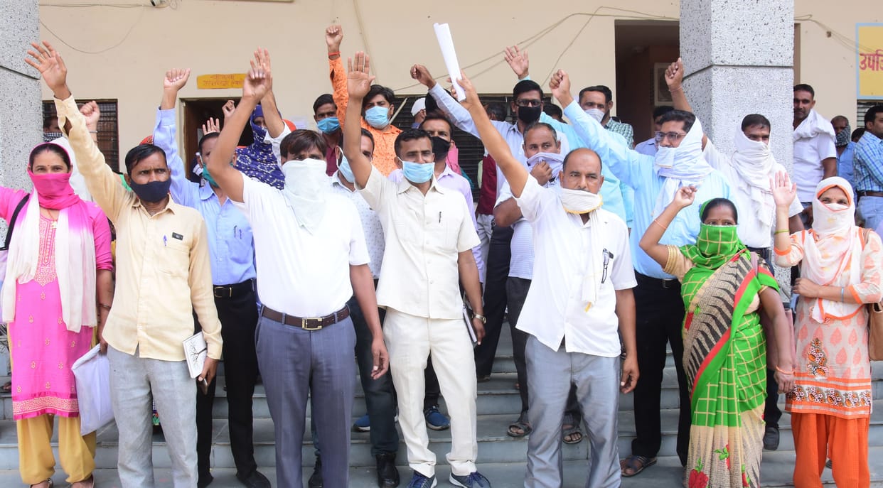 protest of shiksha mitra in sambhal