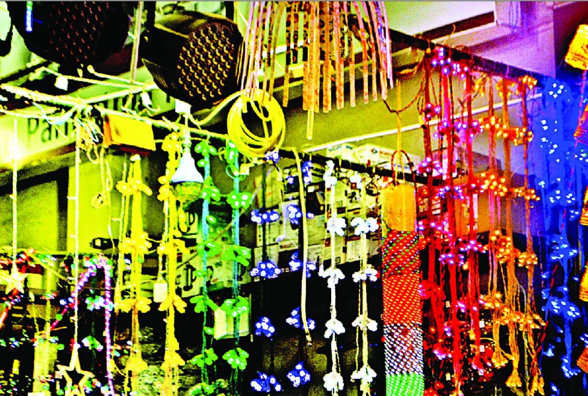 seventy percent swadeshi items in deepawali market in lucknow