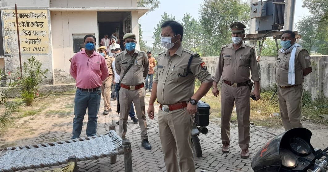 Electricians held hostage and robbed