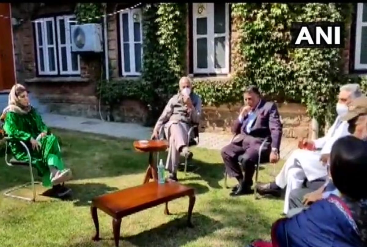 Mehbooba mufti meet pdp leaders at her residence after being released from detention