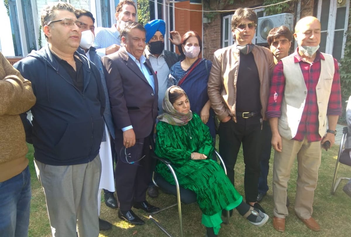 Mehbooba mufti meet pdp leaders at her residence after being released from detention