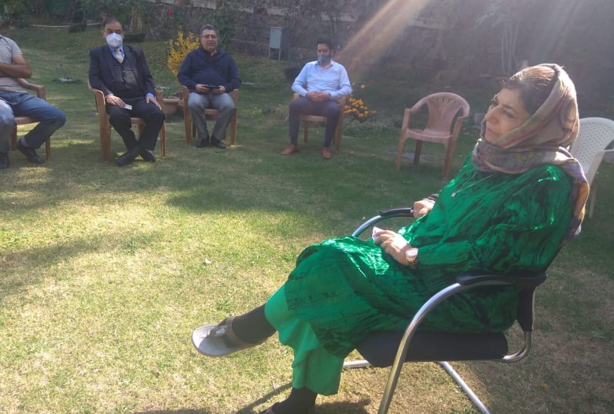 Mehbooba mufti meet pdp leaders at her residence after being released from detention
