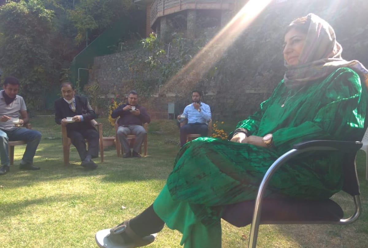 Mehbooba mufti meet pdp leaders at her residence after being released from detention