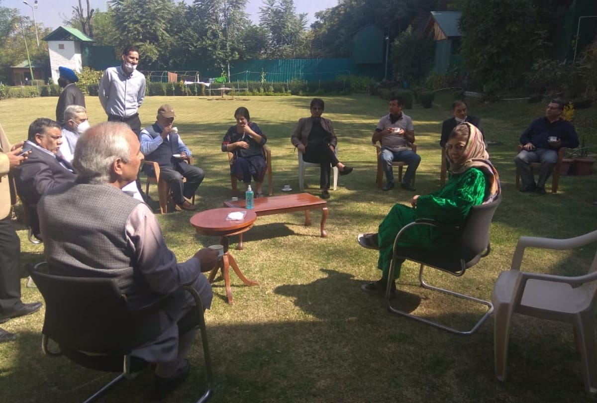 Mehbooba mufti meet pdp leaders at her residence after being released from detention