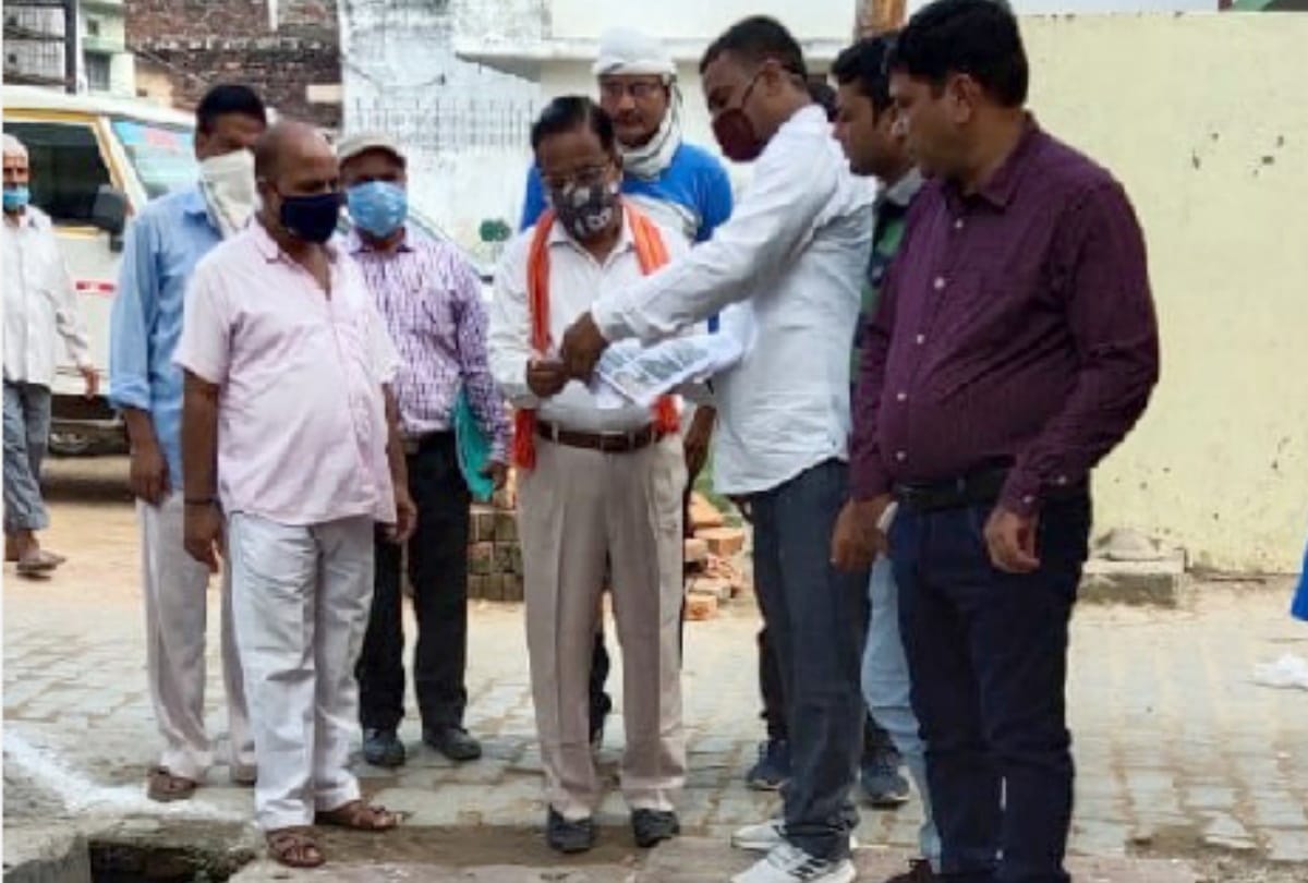 MLA RMD agarwal exposed corruption in road construction at Gorakhpur