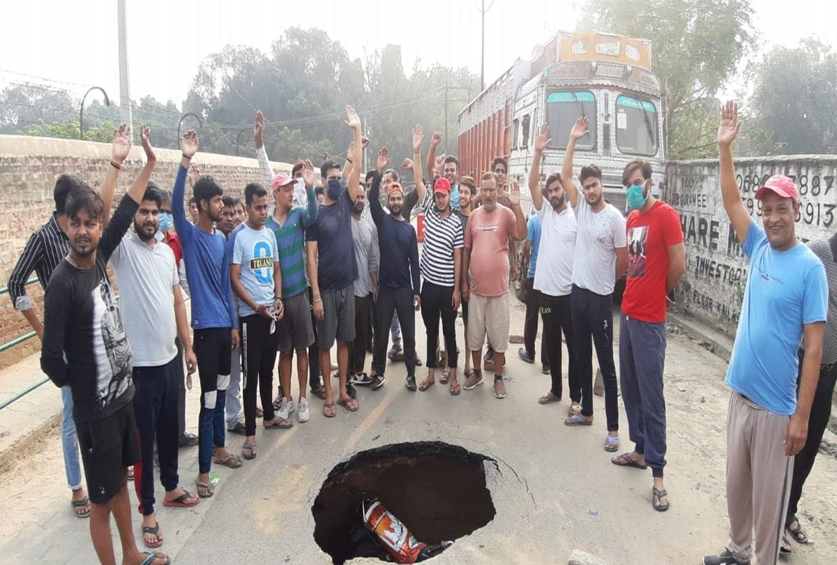 Dayalbagh People Protest Over Road Collapse