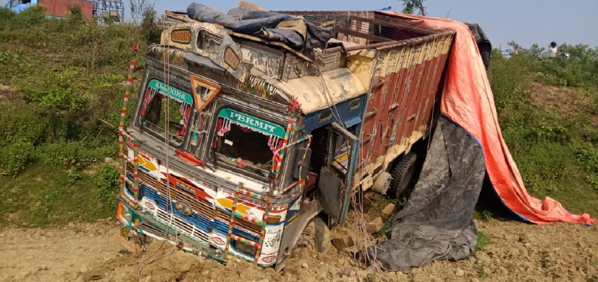 Truck accident overturned in ditch from bridge driver and conductor injured in varanasi up