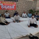 भूख हड़ताल पर रहे कर्मचारी