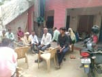 प्रयागराज में सड़क हादसे में मृत सोनी पटेल के घर पर बैठे दुखी परिजन।