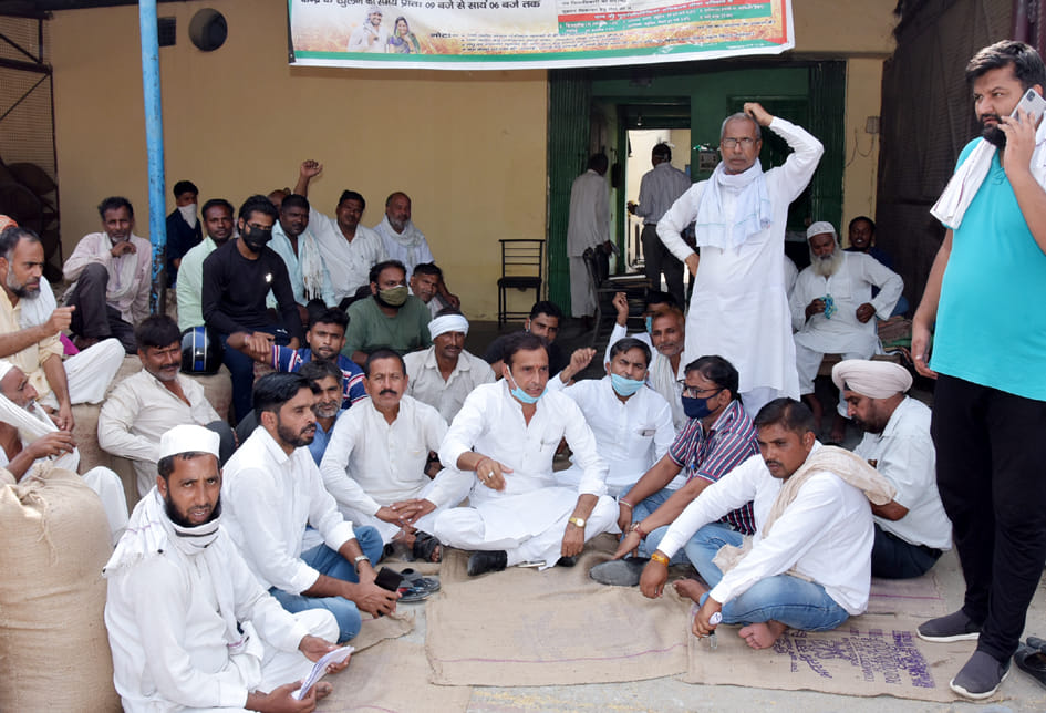 Commotion of farmers at paddy purchasing center, put the in-charge among themselves