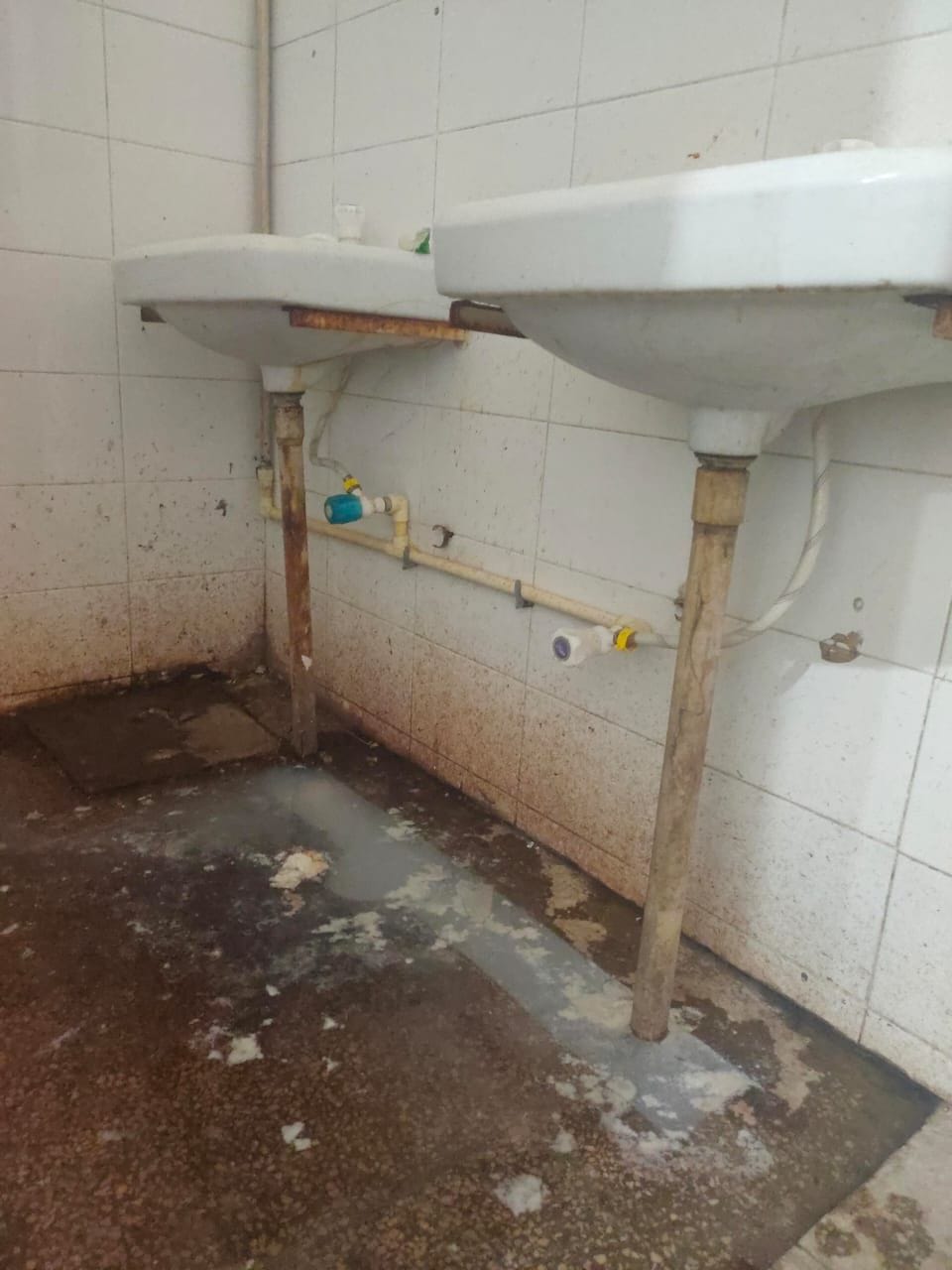 Aligarh: Water filled in bathroom of Deendayal Hospital, patients could not take bath