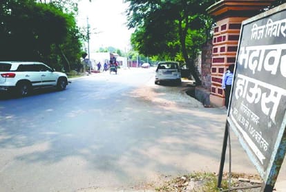 Road Pits Listed By Nagar Nigam Only 20 Tendars