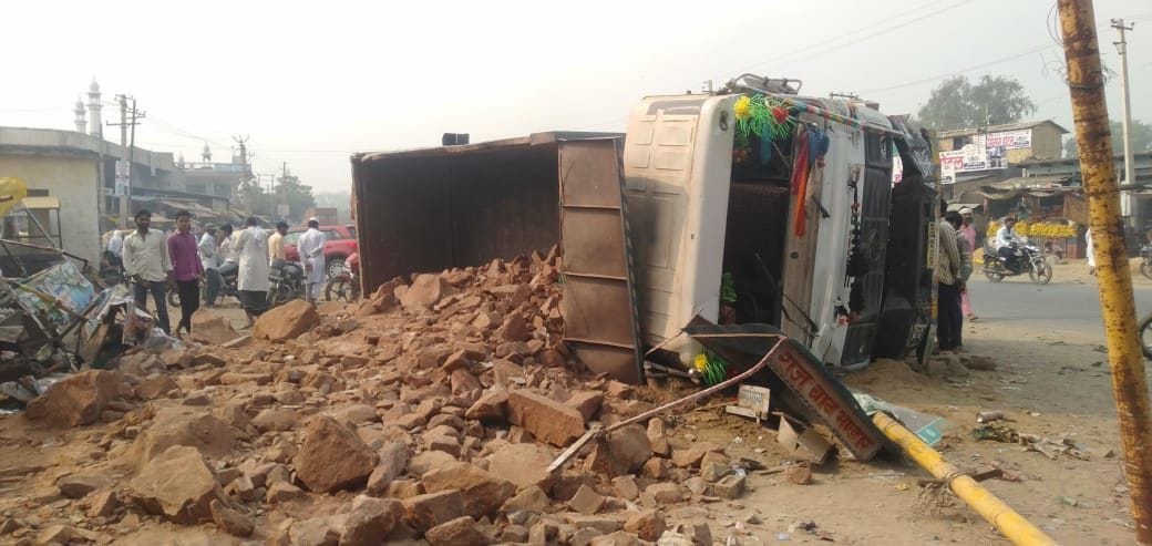 Dumper overturns at Barkali Chowk