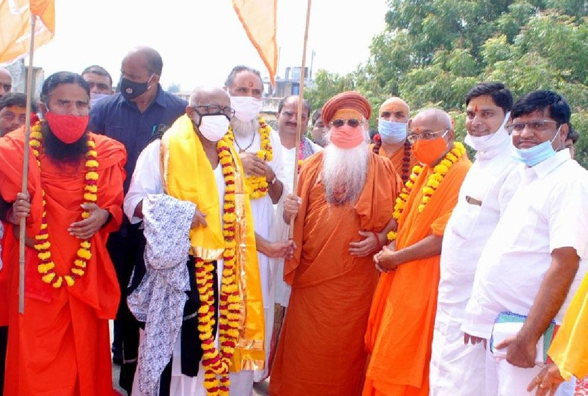 morari bapu apologizes for controversial comment on lord krishna and baldau in mathura
