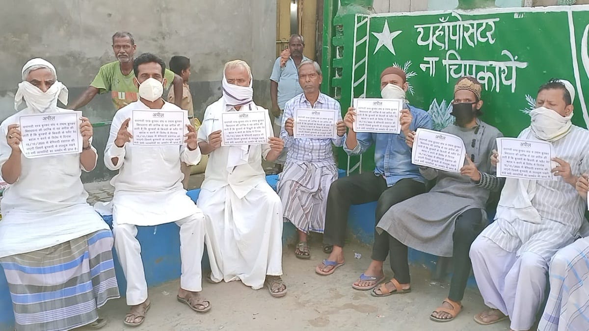 Bunkar weavers protest on strike against of up government stop subsidy on electricity in varanasi