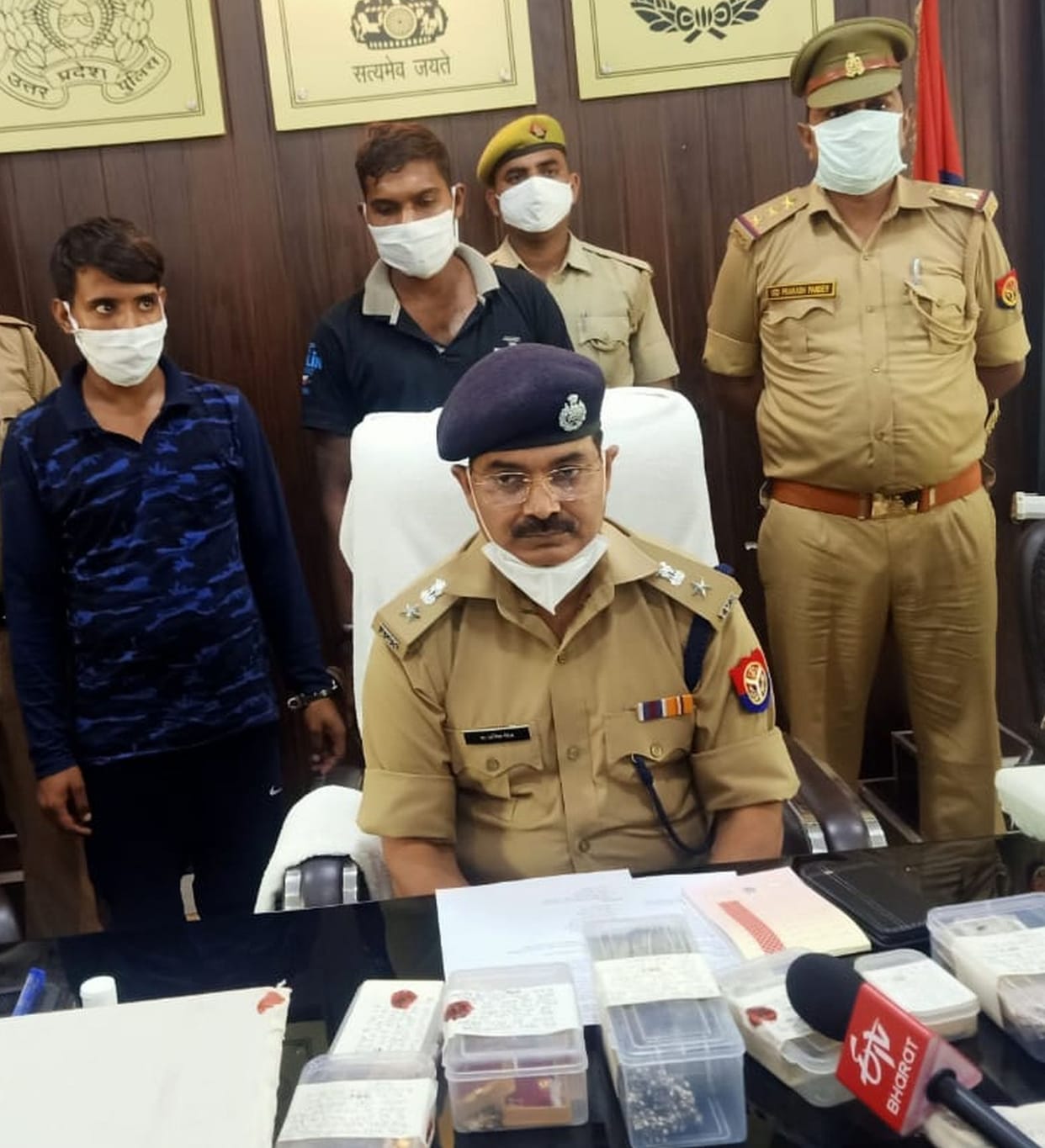 Two accused arrested, cash and jewelery recovered