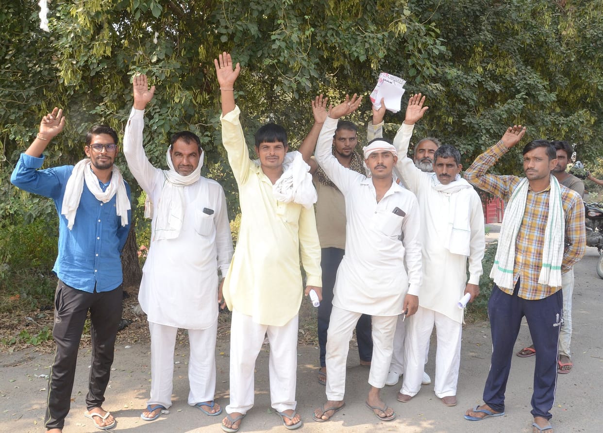 Farmers arrived in Mandi to sell cotton, accusing employees of giving tokens to loved ones, shouting slogans