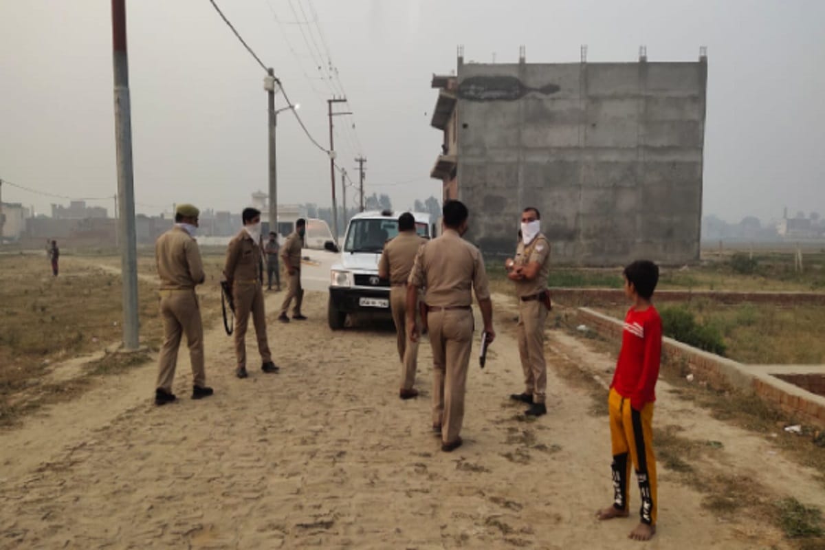 Police has raid Lisadigate and caught two mini kamleas at Meerut