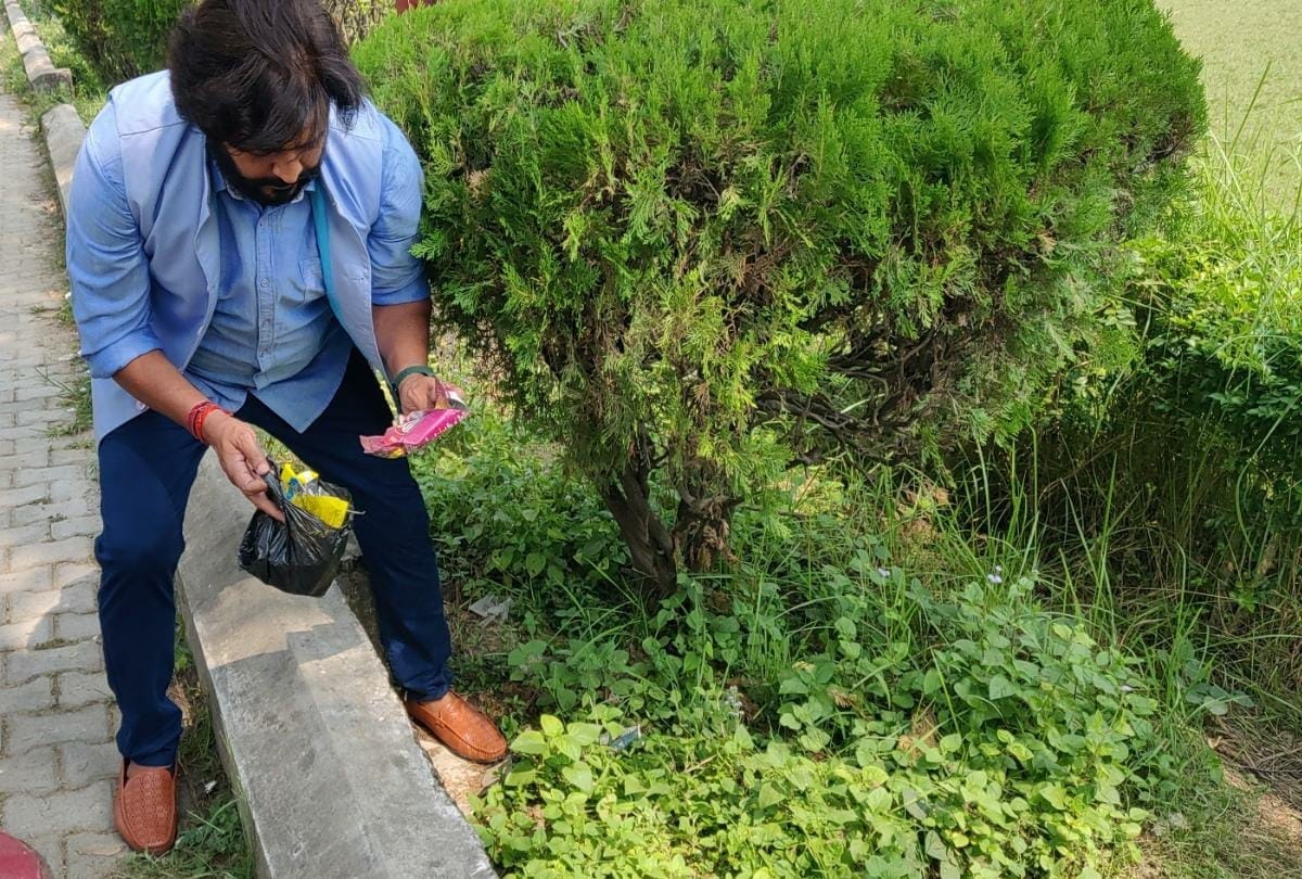 MP Ravi Kishan cleaning V park during shooting