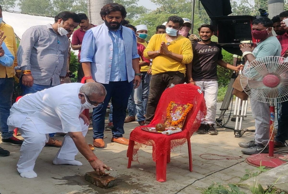 MP Ravi Kishan cleaning V park during shooting